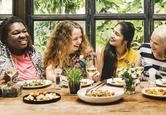 Auf dem Foto sind mehrere Frauen an einem Tisch sitzend zu sehen. Vor ihnen stehen verschiedenste Gerichte. | © SONNENTOR