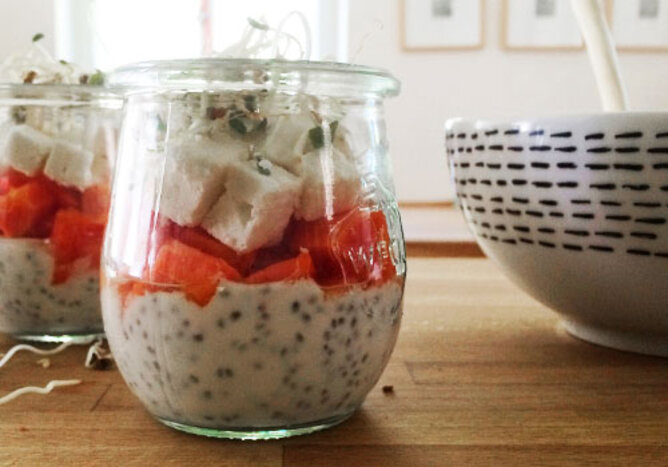 Auf dem Foto sieht man in einem Glas Chia mit Joghurt, Schafkäse, Papaya und Sprossen. | © SONNENTOR