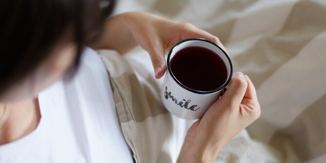 Auf dem Foto sieht man eine Frau die eine Tasse Tee trinkt. | © SONNENTOR