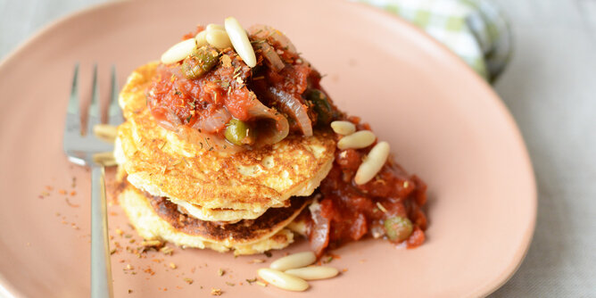 Auf dem Foto sind würzige Pancakes mit Tomaten-Kapern-Ragout darauf zu sehen.  | © SONNENTOR