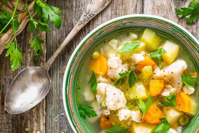 Auf dem Foto sieht man einen Teller mit bunter Gemüsesuppe mit frischer Petersilie. | © SONNENTOR